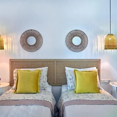 Aetheron Villa, * Naousa (Paros)