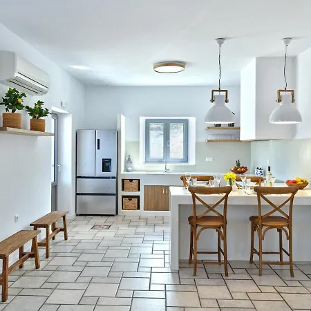 Aetheron Villa, * Naousa (Paros)