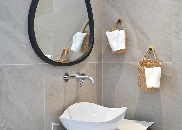 Aetheron Villa, נאוסה